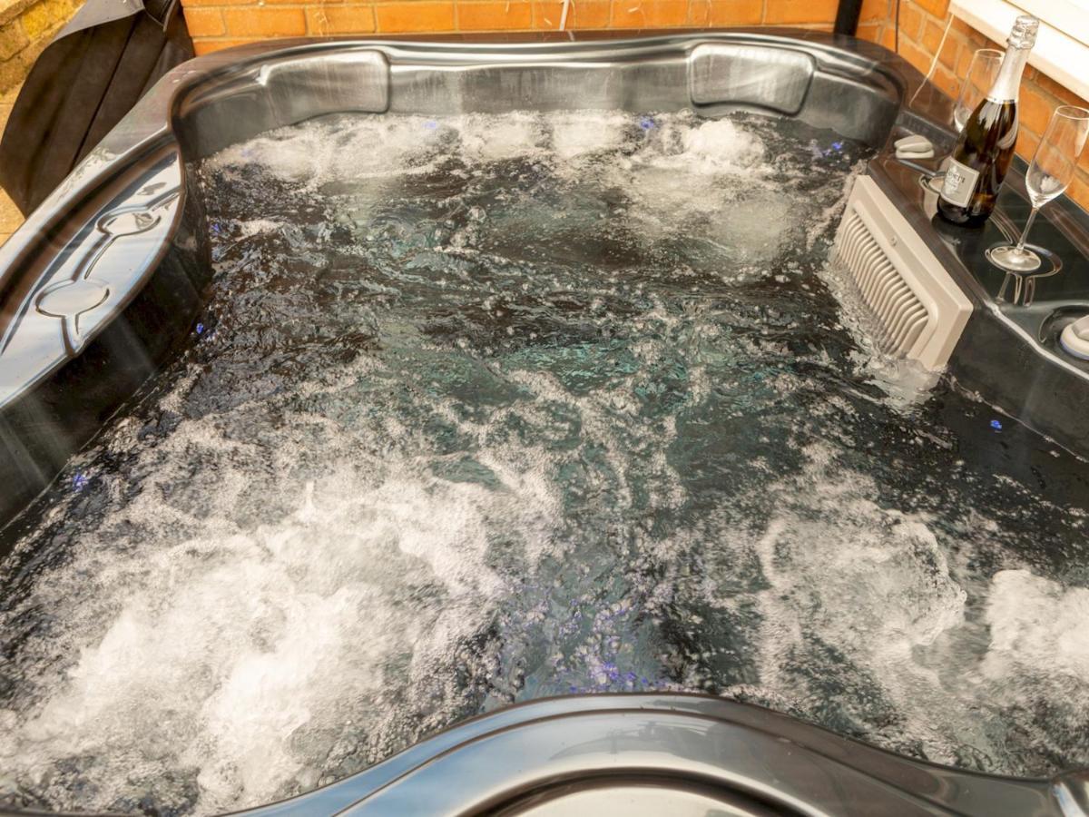 Pass The Keys Amazing 4 Bedroom Property- Hot Tub & Sea Views Scarborough Exteriér fotografie